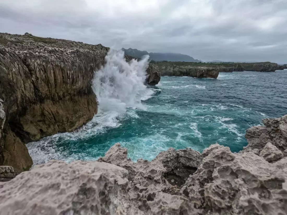 Onda che si infrange su una scogliera rocciosa sul mare nelle Asturie